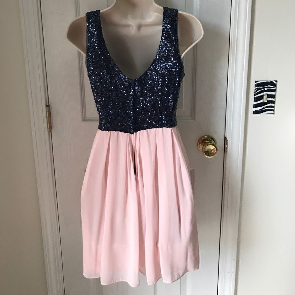 Beautiful pleated sequin dress - Picture 3 of 5